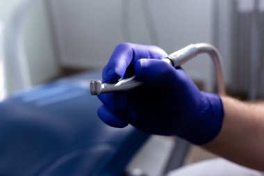 Dişçide elinde matkap var. Diş ekipmanları.