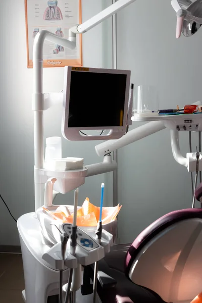 Equipo para el tratamiento de los dientes en el consultorio dental — Foto de Stock