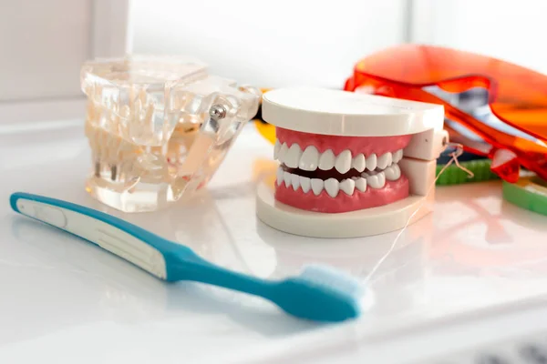 Maçarico de mandíbula e escova de dentes na mesa — Fotografia de Stock