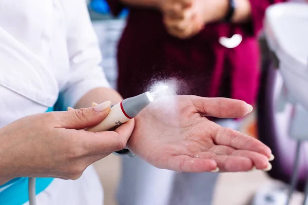 Scaler dentale autonomo ad ultrasuoni per la rimozione del tartaro — Foto Stock