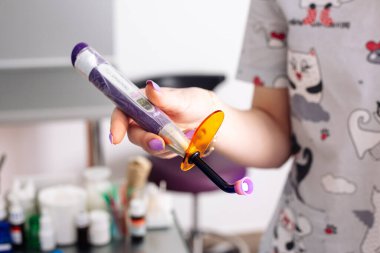 Dolguları iyileştirmek için kablosuz LED ışığı. Diş ekipmanları.