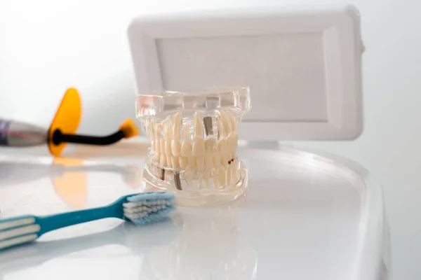 Maçarico de mandíbula e escova de dentes na mesa — Fotografia de Stock