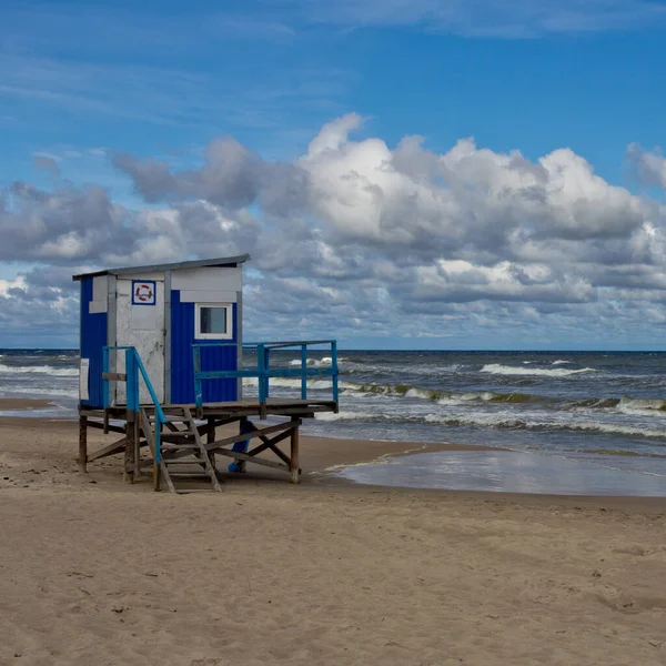 Rescue tower on the shores of the sea. — Stock Photo, Image