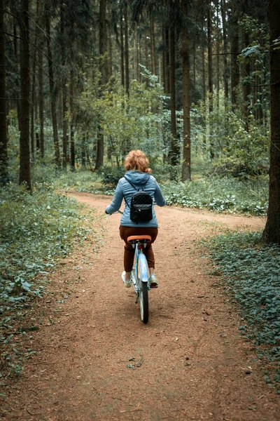 Femme blonde avec vélo dans les bois. — Photo