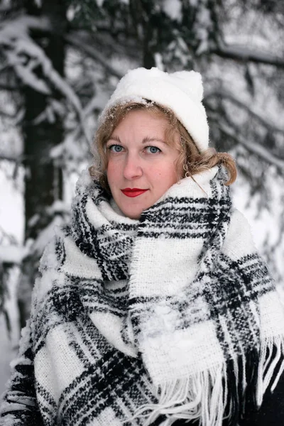 Retrato de invierno de una mujer con sombrero blanco y guantes — Foto de Stock