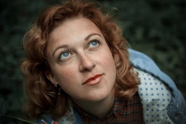 Una mujer rubia con ojos azules mira hacia arriba. Retrato grande. — Foto de Stock