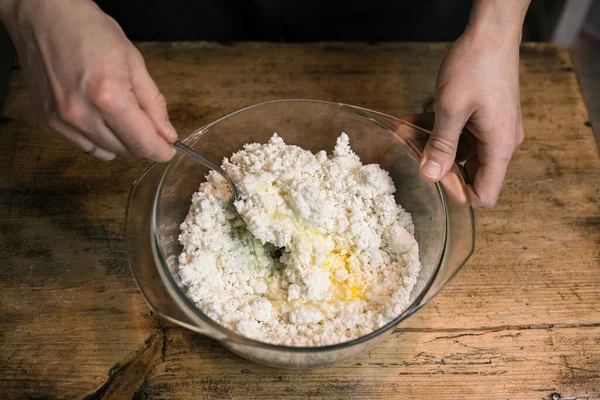 Замішати сир з яйцями в мисці з ложкою — стокове фото