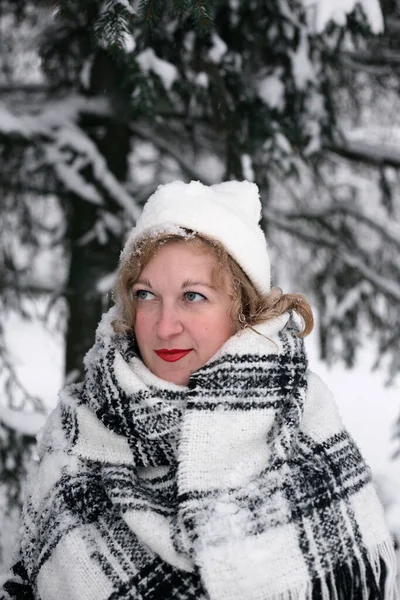 Retrato de invierno de una mujer con sombrero blanco y guantes — Foto de Stock