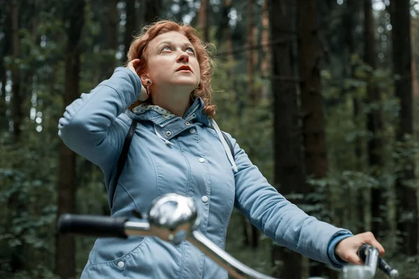 Femme blonde avec vélo dans les bois. — Photo