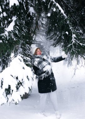 Kız ağaçtan gelen karla kaplıydı..