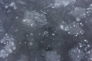 Üzerinde boya lekeleri olan gri bir duvar. Dekoratif arkaplan.