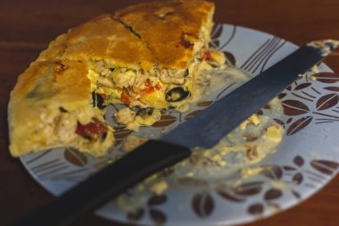 Mutfak masasında ev yapımı etli turta.