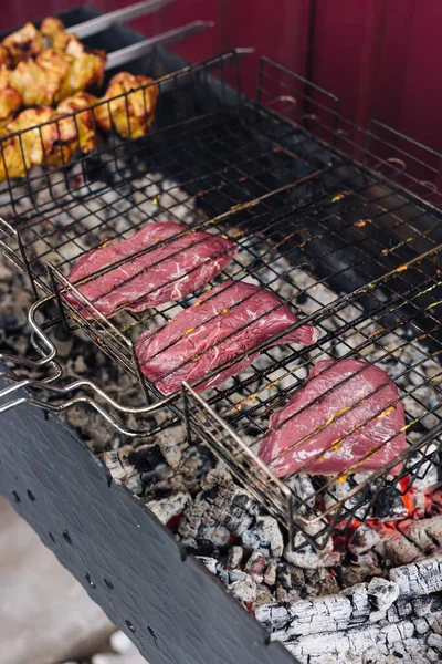 Das Steak wird gegrillt. Steak auf dem Drahtgestell. — Stockfoto