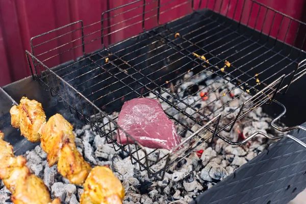 De biefstuk is gegrild. Biefstuk op het rooster. — Stockfoto