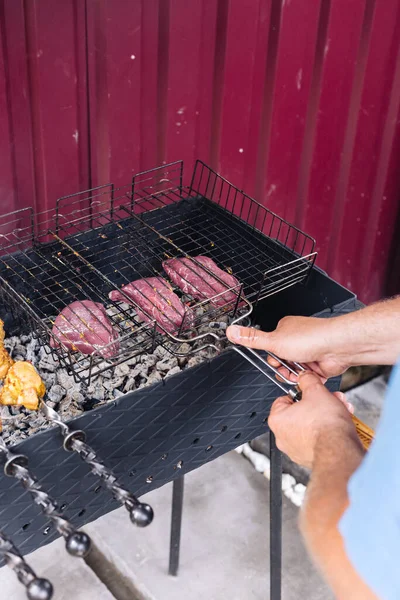 A steak grillezett. Steak a drótállványon. — Stock Fotó