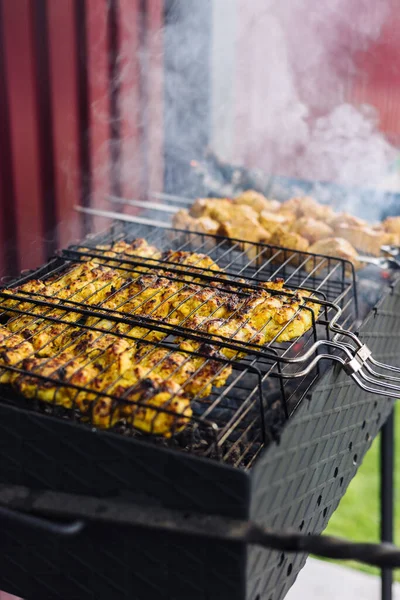 A csirke kebabot a grillen sütik. Grillezett hús. — Stock Fotó