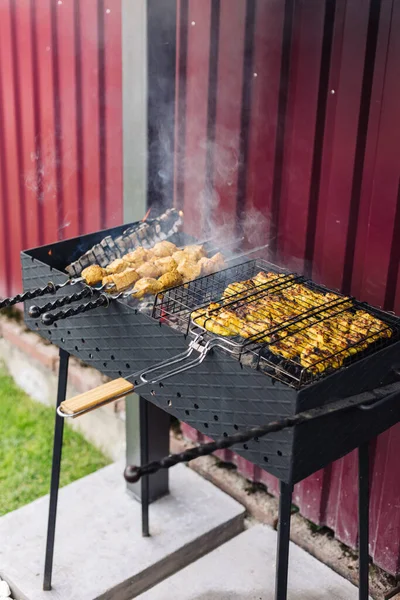 O kebab de frango é cozido na grelha. Carne grelhada. — Fotografia de Stock