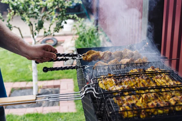 Kebab z kurczaka jest gotowane na grillu. Mięso z grilla. — Zdjęcie stockowe