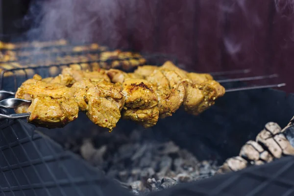 Wieprzowina kebab na szaszłyki jest smażona na grillu — Zdjęcie stockowe