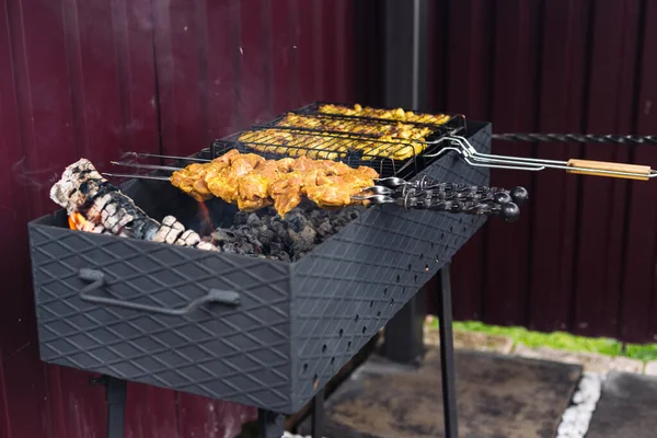 Fläskkebab på spett stekt på grillen — Stockfoto