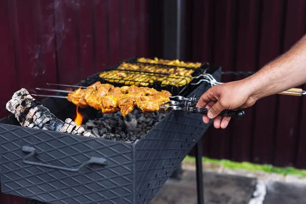 Kebab de porco em espetos é frito na grelha — Fotografia de Stock