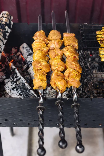 Kebab de porco em espetos é frito na grelha — Fotografia de Stock