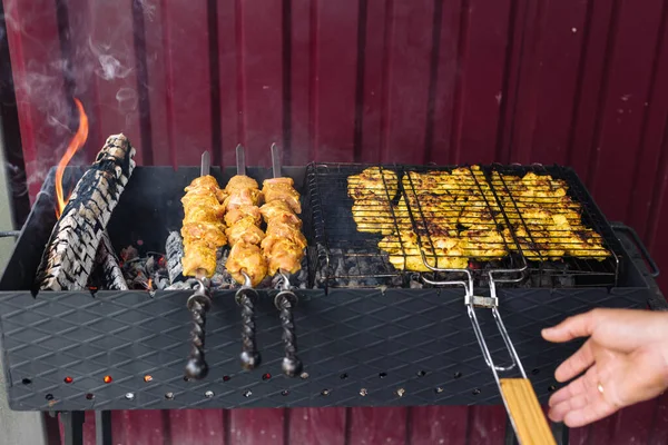 Schweinebraten am Spieß werden auf dem Grill gebraten — Stockfoto