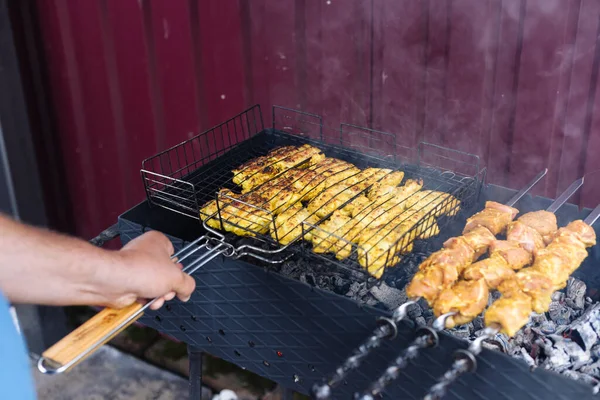 El kebab de cerdo en pinchos se fríe en la parrilla —  Fotos de Stock