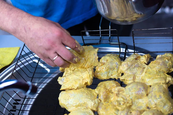Кухар кладе курячі шампури на стійку дроту — стокове фото