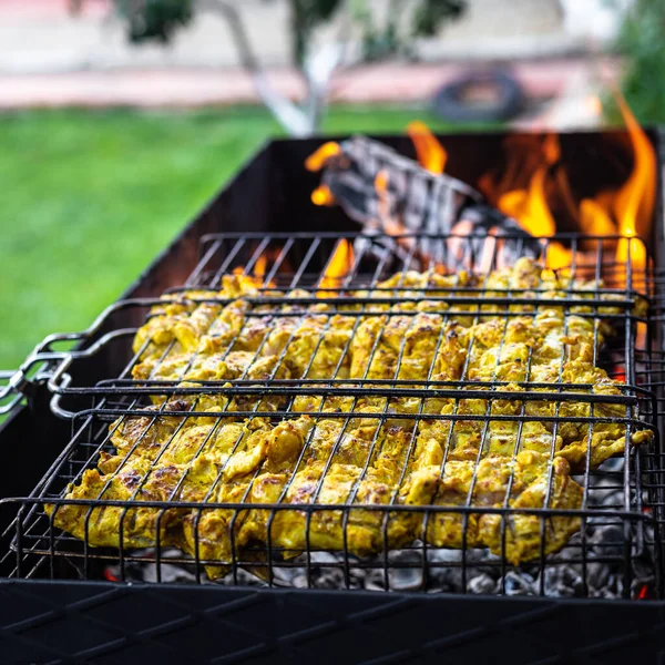 Hühnerspieße werden auf dem Grill zubereitet. Fleisch vom Grill. — Stockfoto