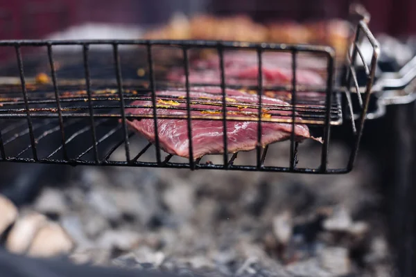 A steak grillezett. Steak a drótállványon. — Stock Fotó