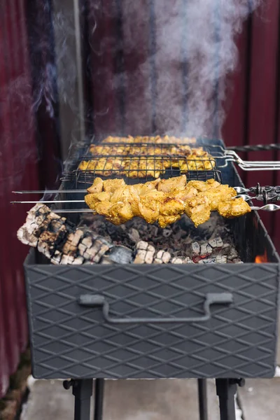 El kebab de cerdo en pinchos se fríe en la parrilla —  Fotos de Stock