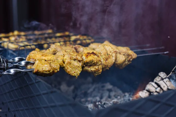 Wieprzowina kebab na szaszłyki jest smażona na grillu — Zdjęcie stockowe