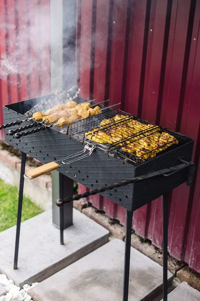 Hühnerspieße werden auf dem Grill zubereitet. Fleisch vom Grill. — Stockfoto