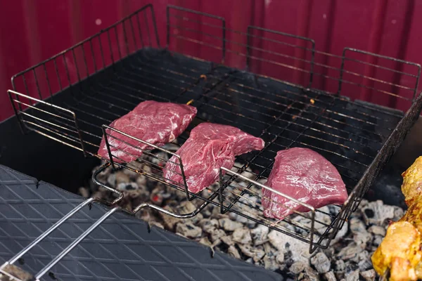 Steak je grilovaný. Steak na drátěném regálu. — Stock fotografie