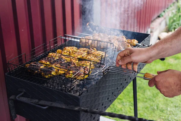 O kebab de frango é cozido na grelha. Carne grelhada. — Fotografia de Stock