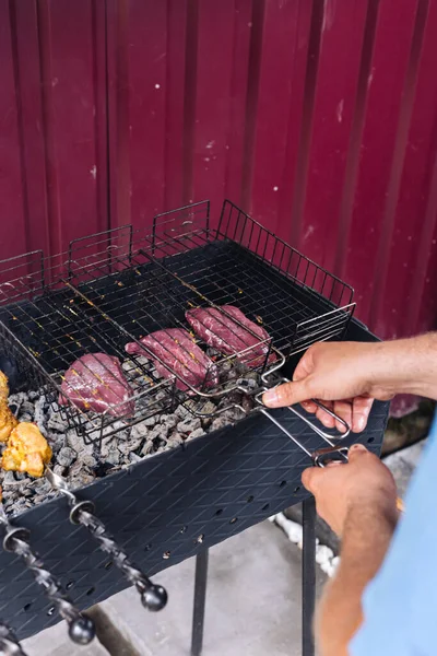 O bife está grelhado. Bife no rack de arame. — Fotografia de Stock