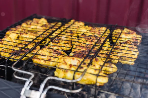 Kebab z kurczaka jest gotowane na grillu. Mięso z grilla. — Zdjęcie stockowe