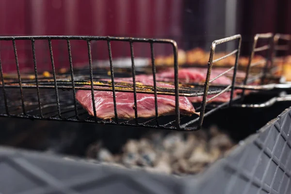 O bife está grelhado. Bife no rack de arame. — Fotografia de Stock