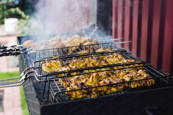 O kebab de frango é cozido na grelha. Carne grelhada. — Fotografia de Stock