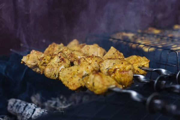 Wieprzowina kebab na szaszłyki jest smażona na grillu — Zdjęcie stockowe