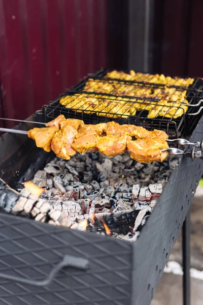 Varkensvlees kebab op spies is gebakken op de grill — Stockfoto