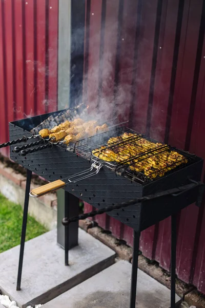 Hühnerspieße werden auf dem Grill zubereitet. Fleisch vom Grill. — Stockfoto