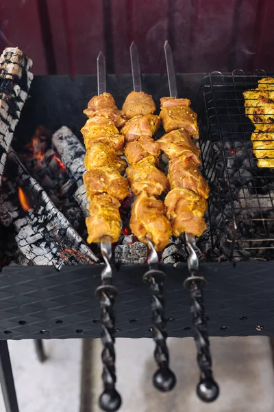 Schweinebraten am Spieß werden auf dem Grill gebraten — Stockfoto