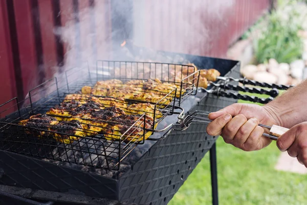 O kebab de frango é cozido na grelha. Carne grelhada. — Fotografia de Stock