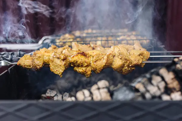 Kebab de porco em espetos é frito na grelha — Fotografia de Stock