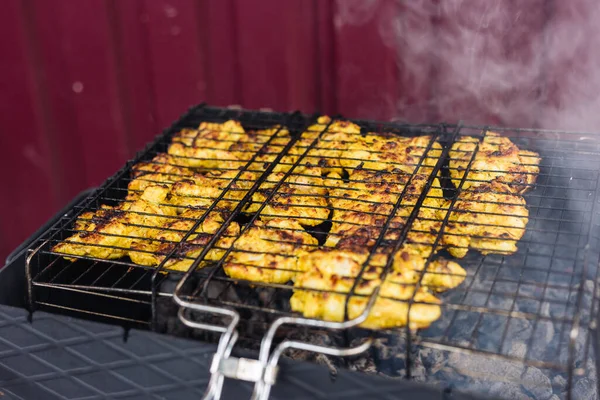 O kebab de frango é cozido na grelha. Carne grelhada. — Fotografia de Stock