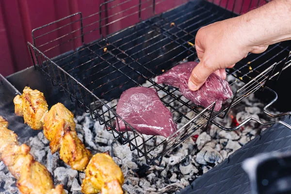 El filete está a la parrilla. Filete en el estante de alambre. — Foto de Stock