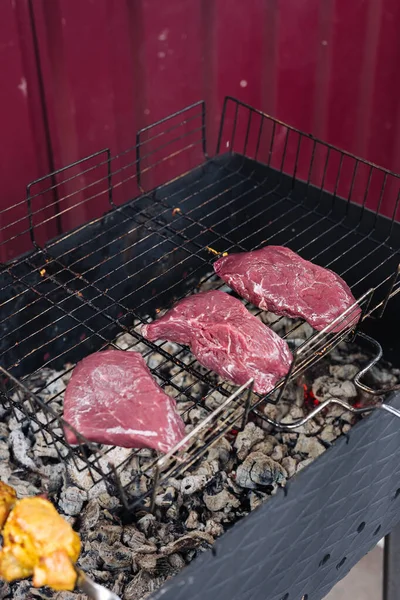 Das Steak wird gegrillt. Steak auf dem Drahtgestell. — Stockfoto