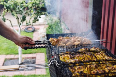 Tavuk kebabı ızgarada pişiyor. Izgara et..